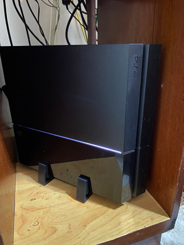 PS4 + carregador insígnia controles + 2 controles originais Sony + 3 jogos - Foto 2
