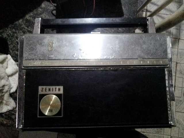 Rádio Zenith transoceânico antigo funcionando.
