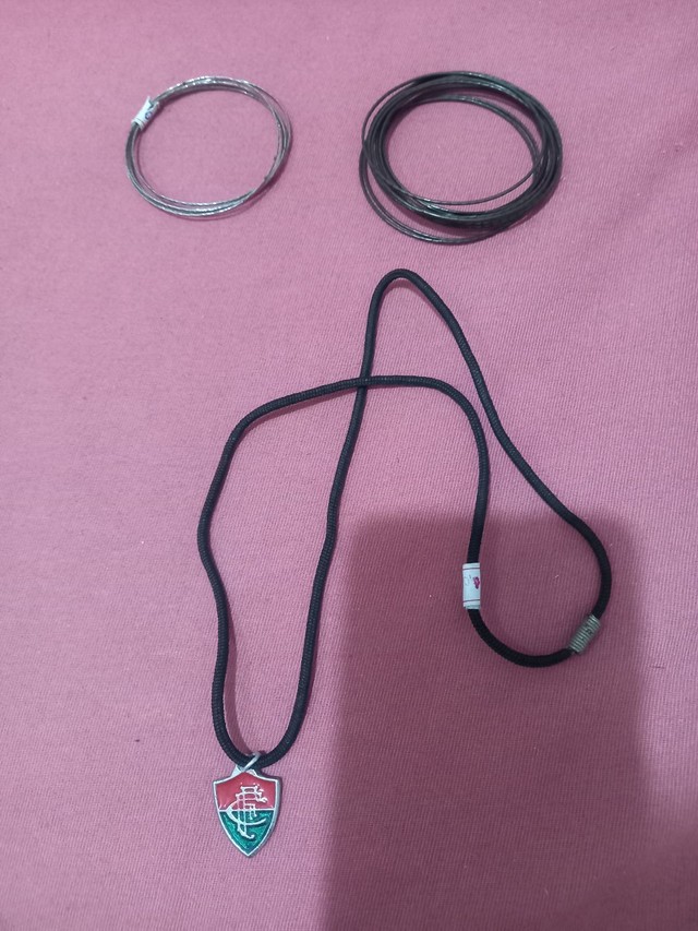 Pulseira prata e dourada e colar do Fluminense 10,00  - Foto 2