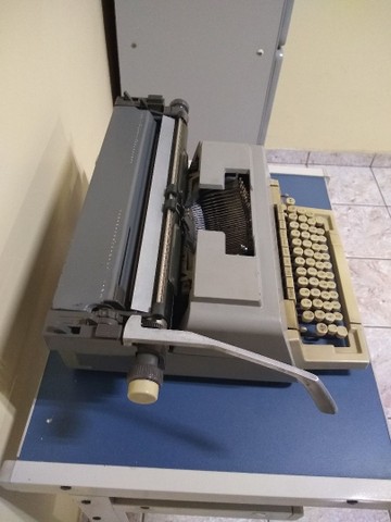 Máquina de escrever Olivetti Línea 98 - Foto 4