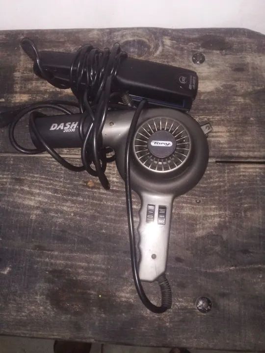 Secador de cabelo e uma prancha de cabelo .200