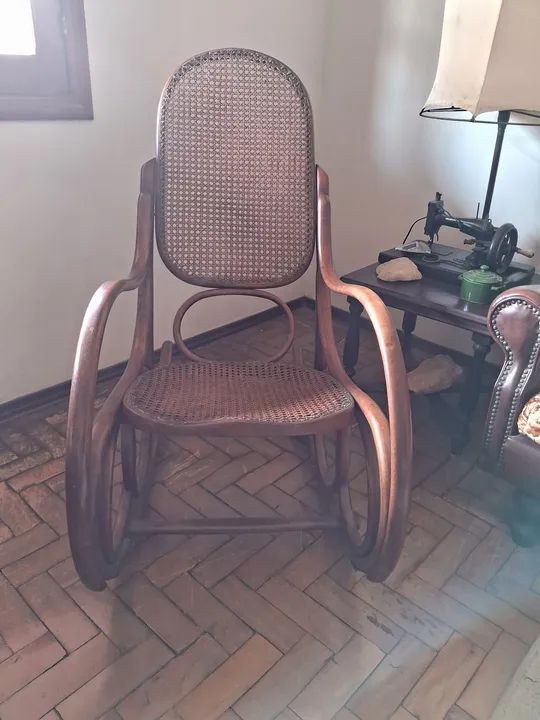 Belíssima Cadeira de Balanço Antiga (Madeira c/Palinha, Modelo AUSTRÍACA) - Foto 2