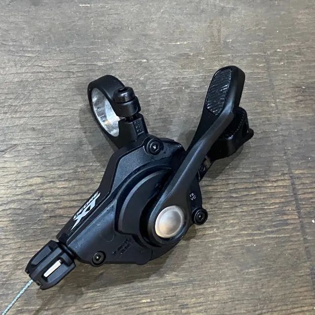 C321 Alavanca De Câmbio Shimano Deore Xt M8100 12v velocidades - Foto 3