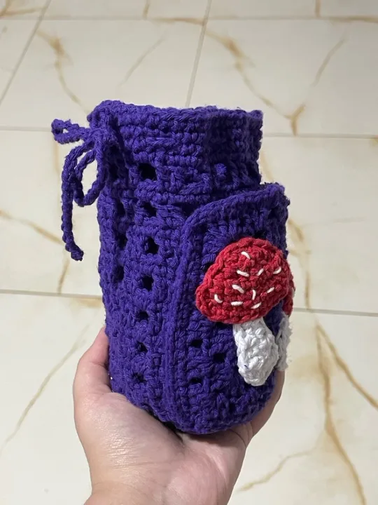 Porta garrafa com bolso de crochê 