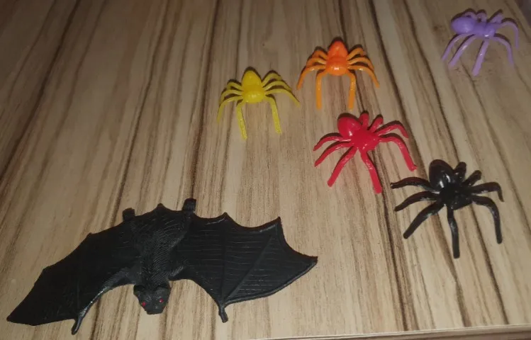 5 aranhinhas e 1 morcego
