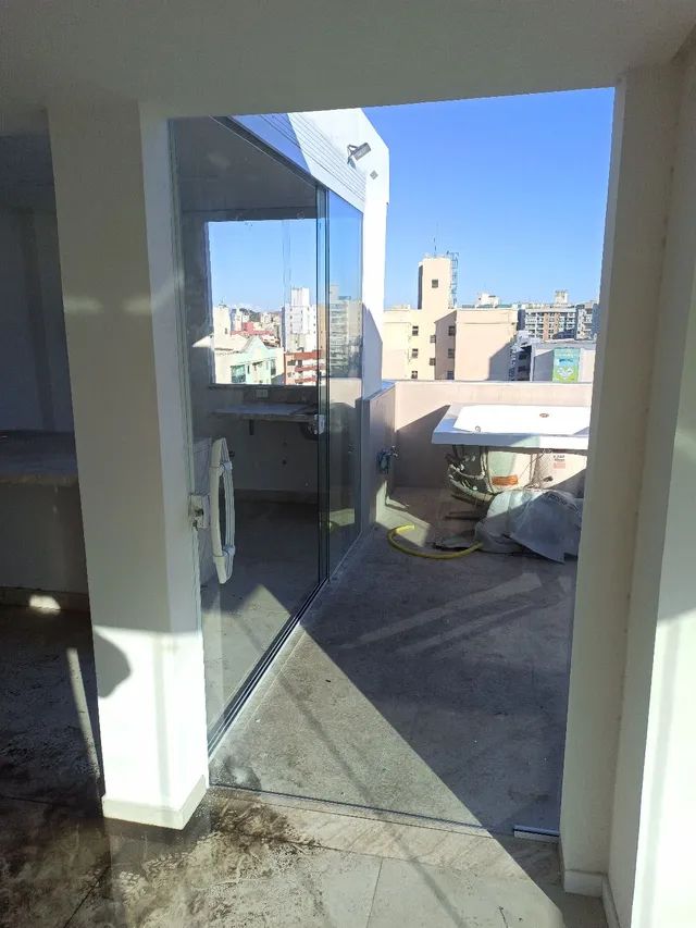 Fechamento de área em vidro temperado sob medida 