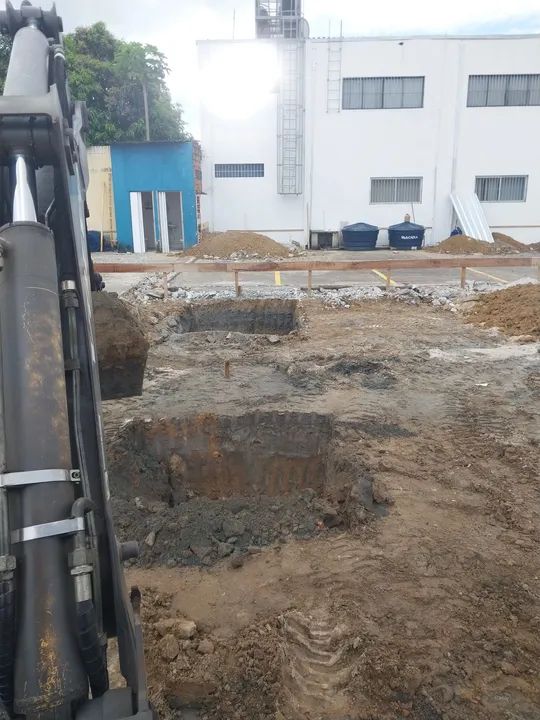 Retroescavadeira e  caçamba  - Foto 4