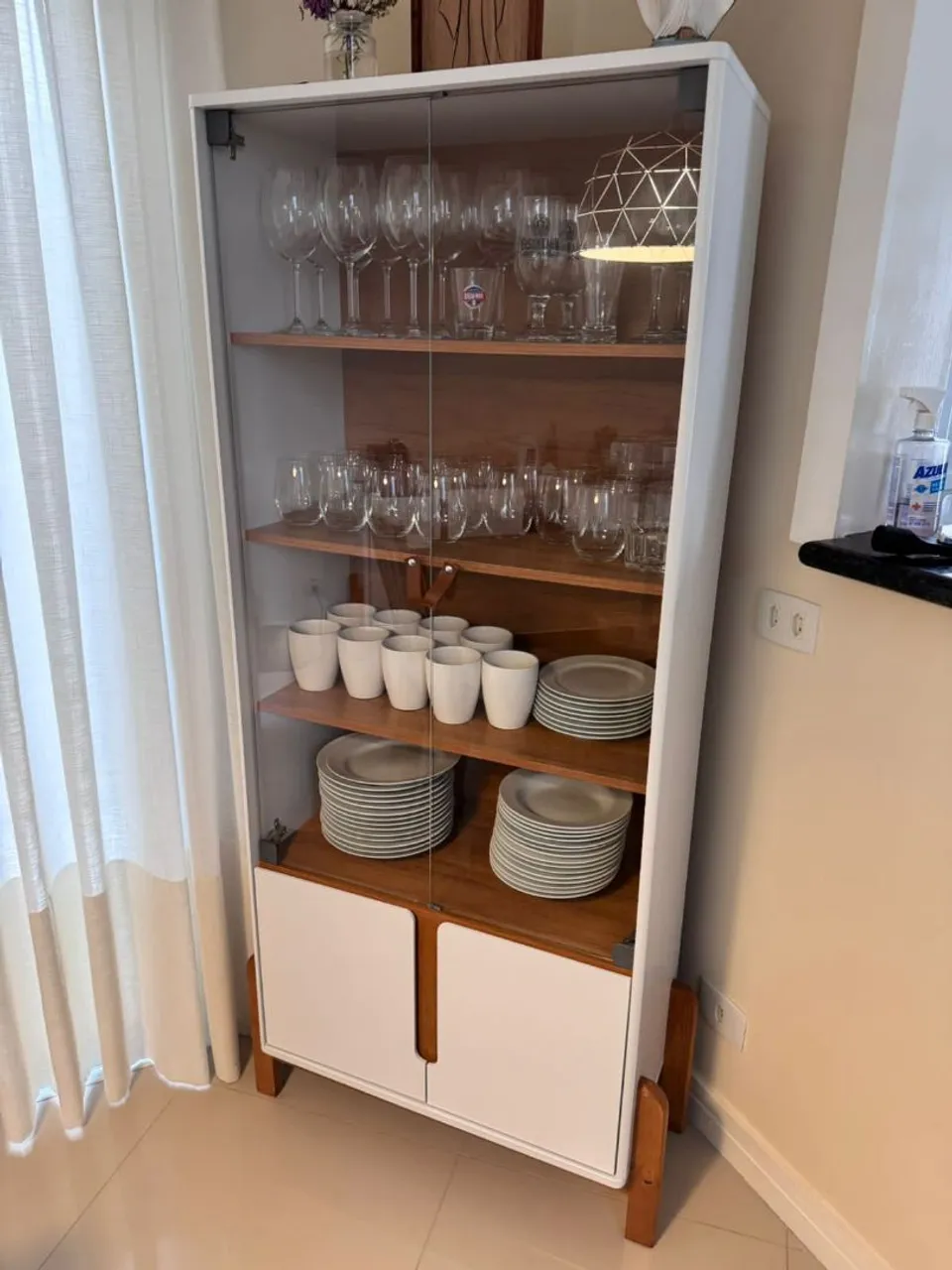Cristaleira moderna com design elegante