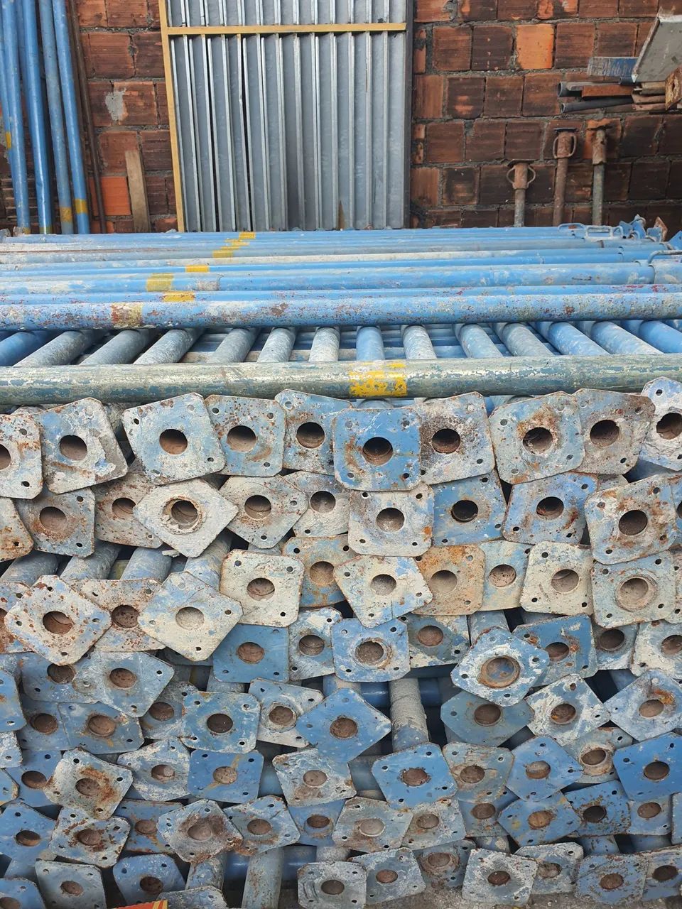 Andaimes tubulares para construção  escoras  metálicas   alugamos  tudo a pronta entrega 