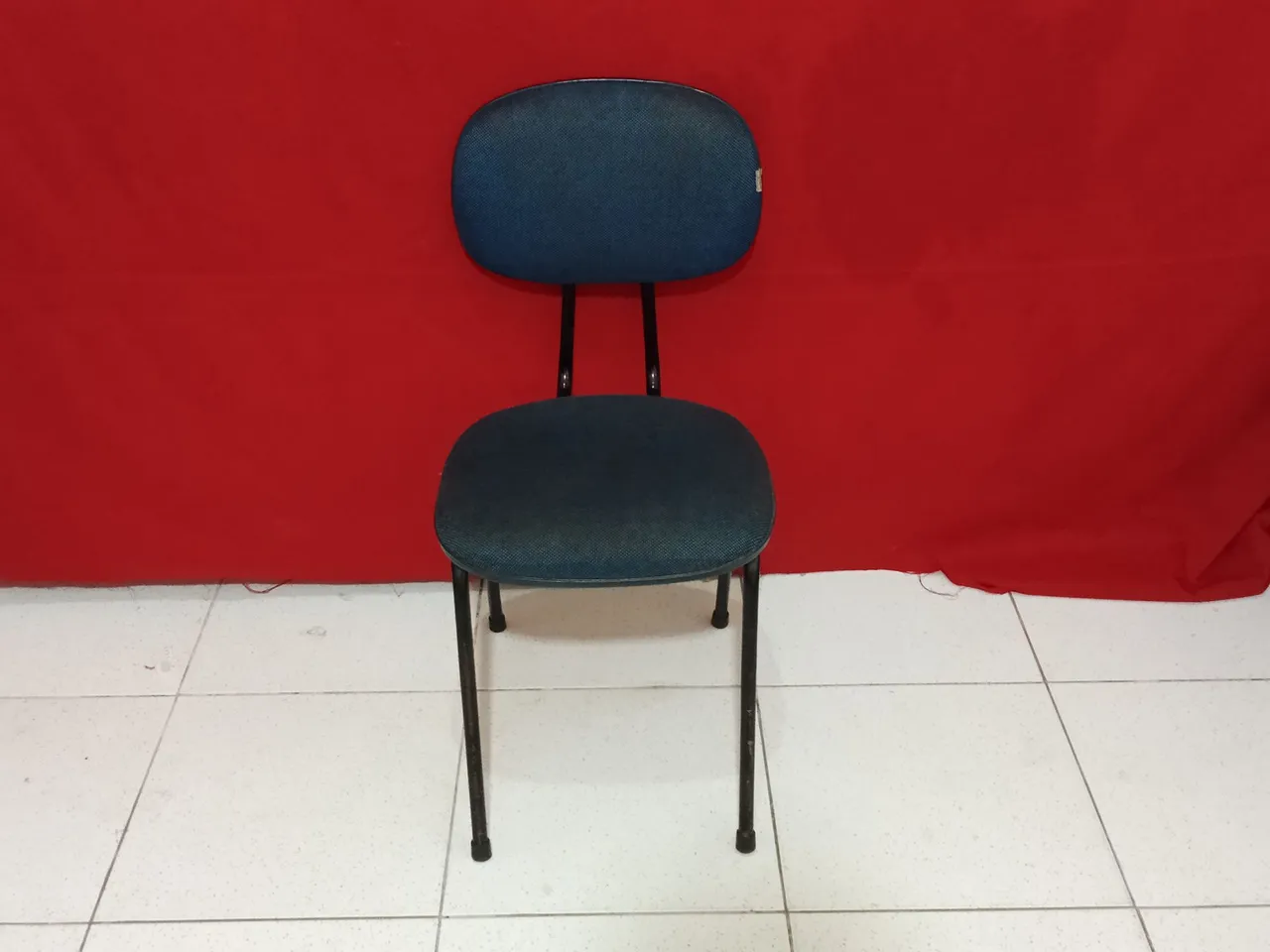 Cadeira de metal com assento estofado