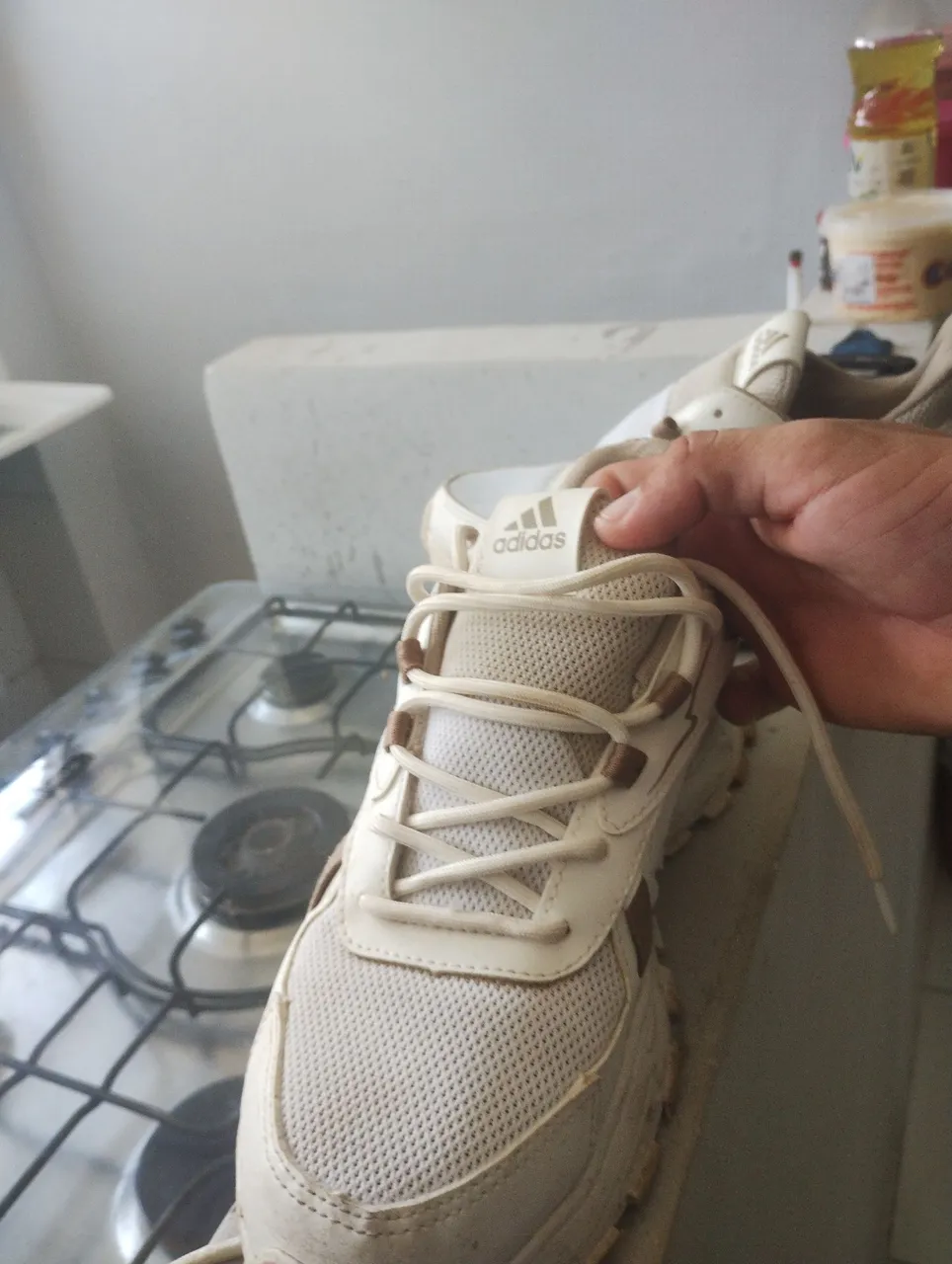 Tênis Adidas bege