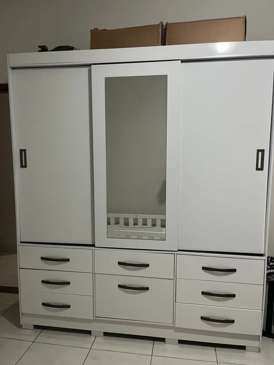 Guarda-Roupa Branco com Espelho e Gavetas