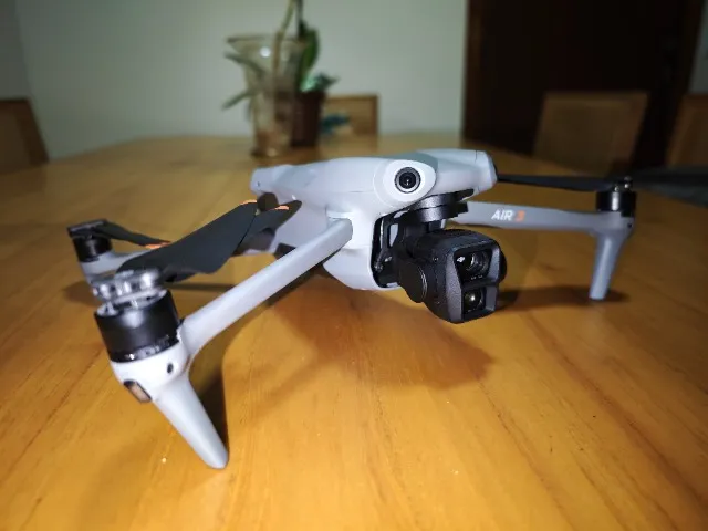 Drone DJI Air 3 versão Fly More Combo e Controle RC N2