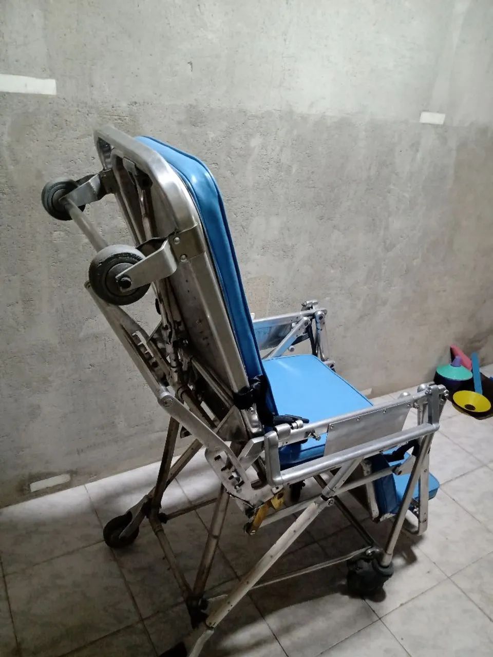 Maca hospitalar toda em alumínio e o melhor transforma em cadeira de rodas ótima opção  - Foto 4