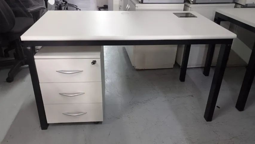 Mesa com gaveteiro para escritório - Foto 3