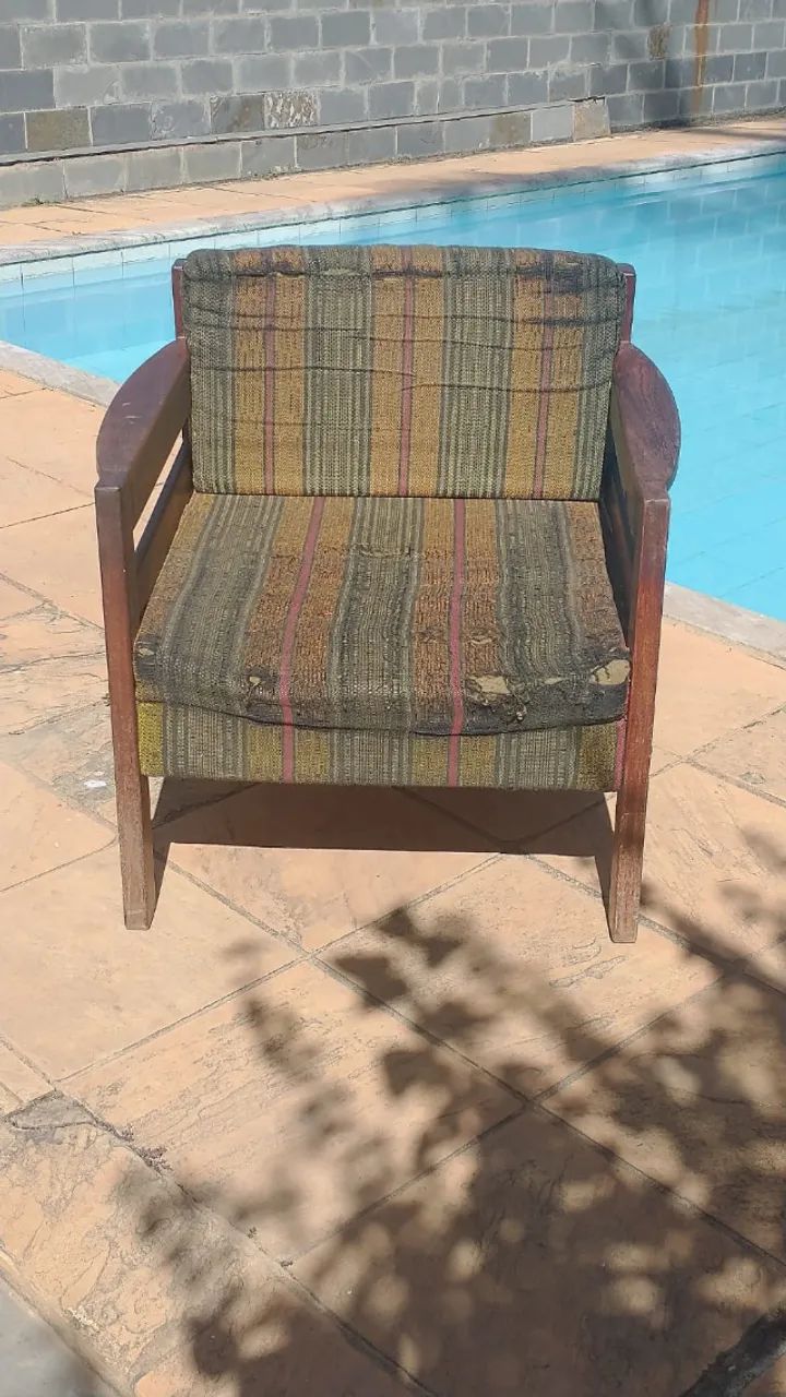 POLTRONA USADA EM MADEIRA SUCUPIRA