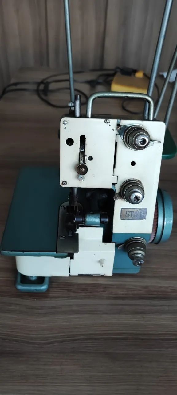 Máquina de overloque com pedal e diversos carreteis de linhas e várias cores64850147193090120