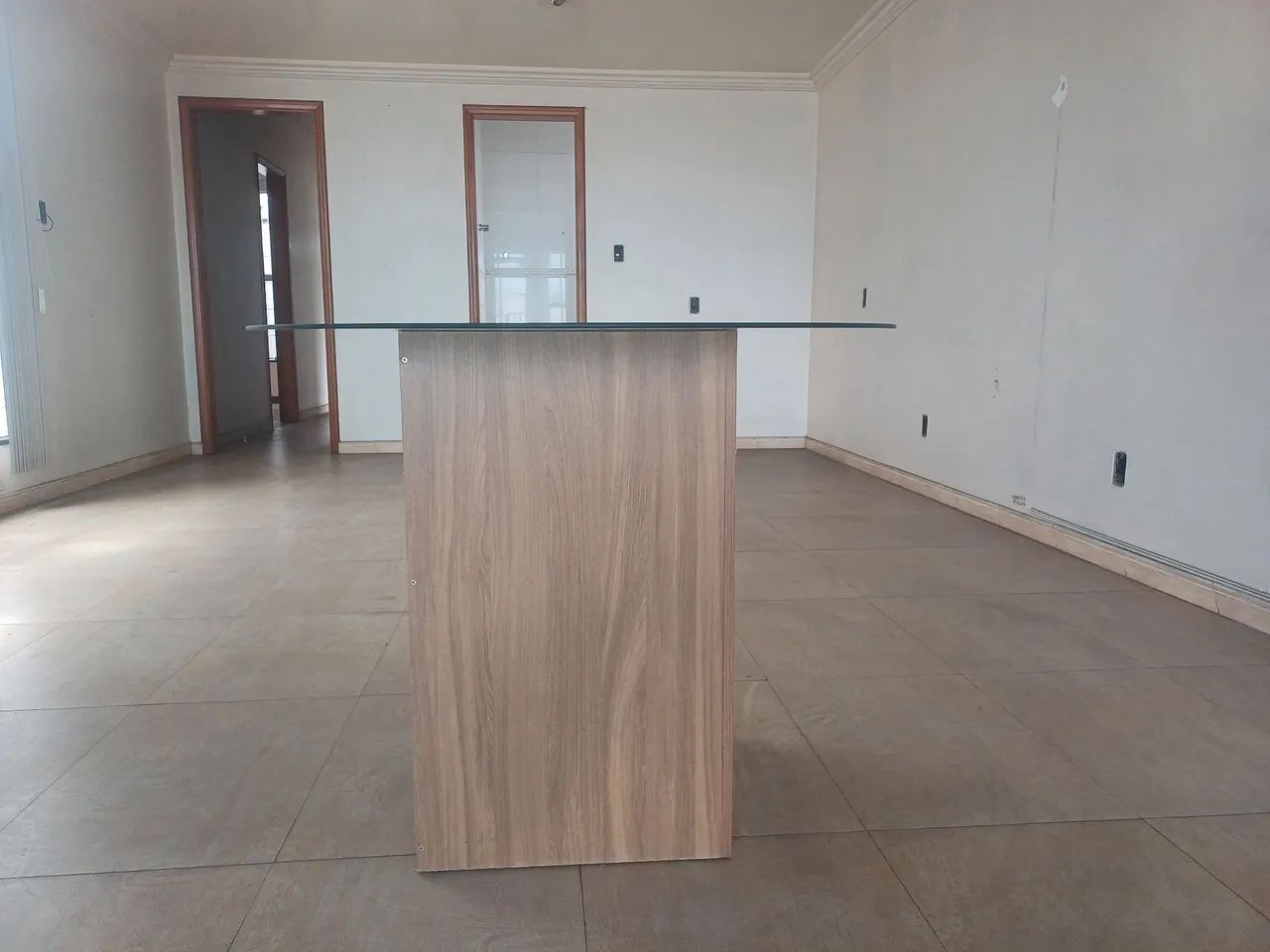 Mesa de vidro redonda com base de madeira - Foto 3