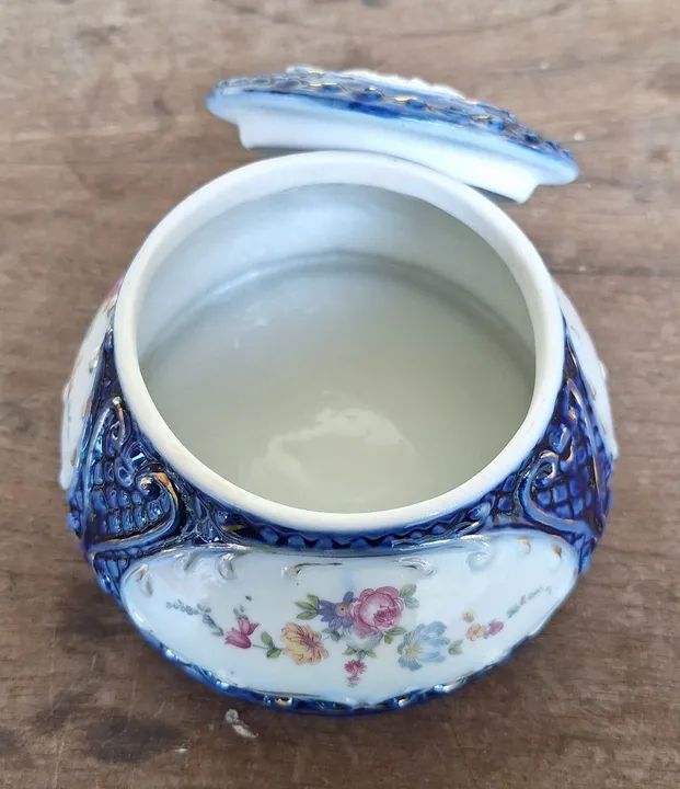 ANTIGO PORTA JOIAS EM PORCELANA CST PEDREIRA COM DELICADO DECALQUE FLORAL, ANTIGUIDADE. - Foto 3