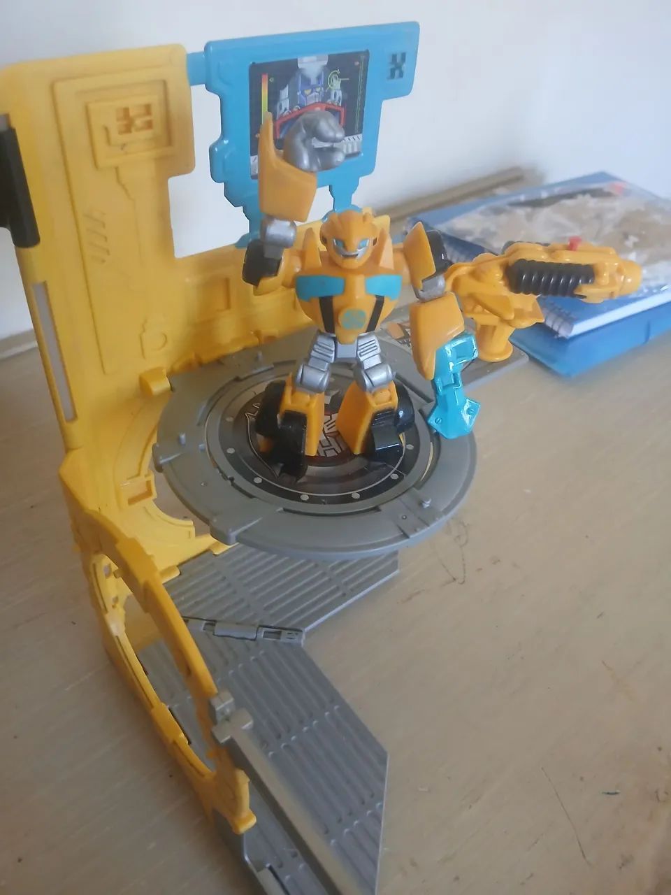 Conjunto base Transformers rescue bots Bumblebee com boneco  - Foto 4