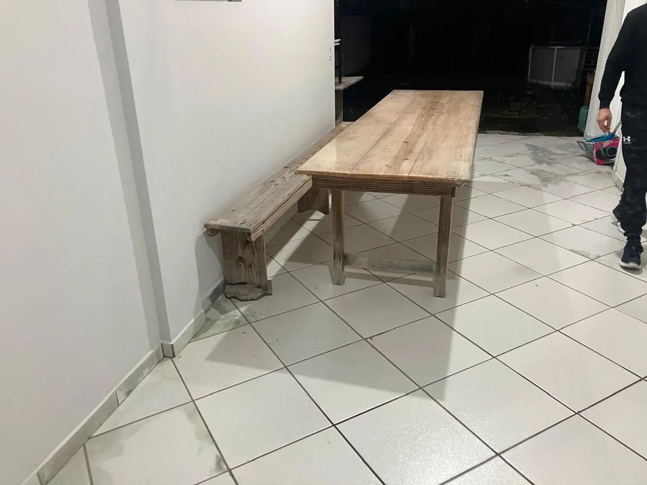 Mesa de madeira rústica com banco