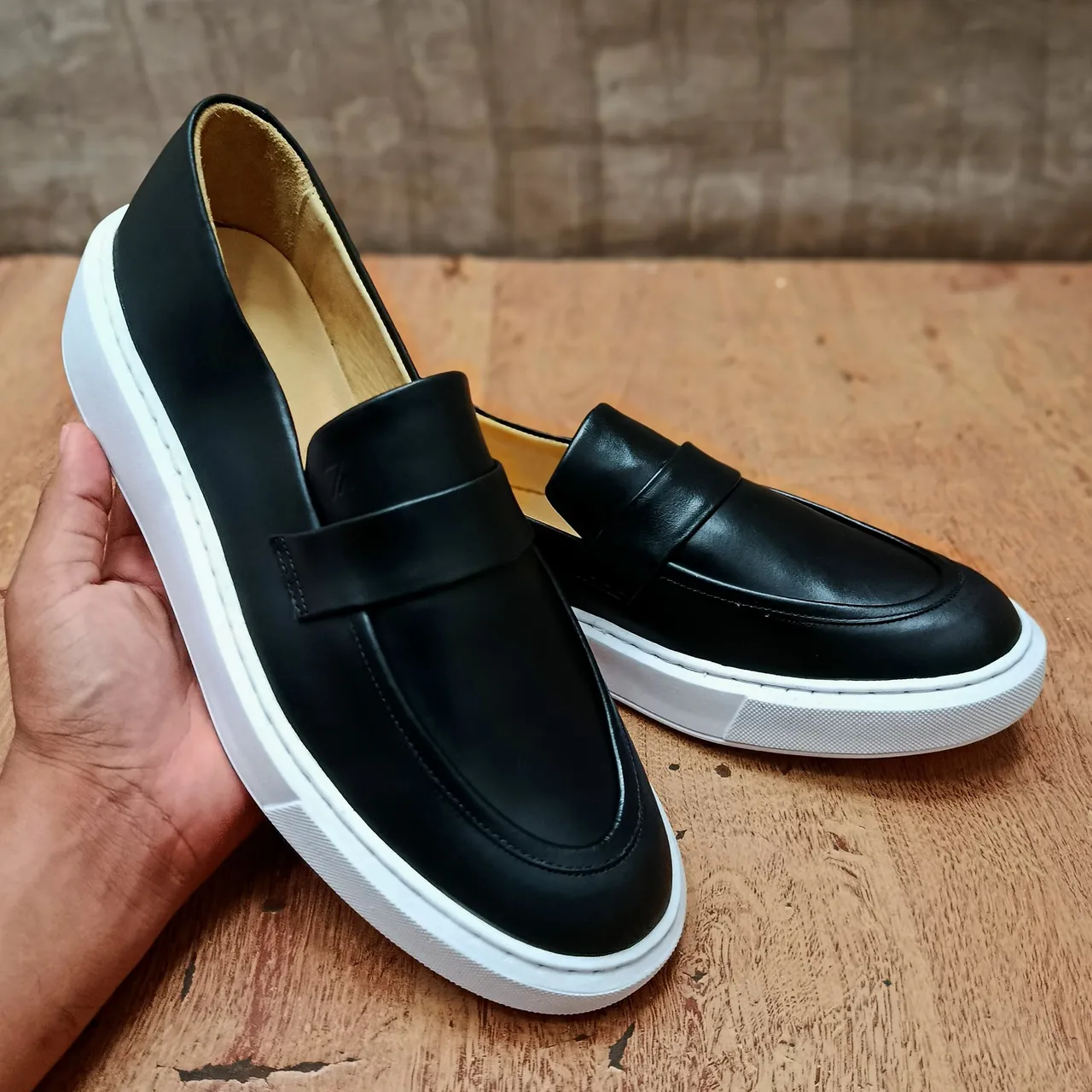 Loafer Casual Preto com Sola Branca