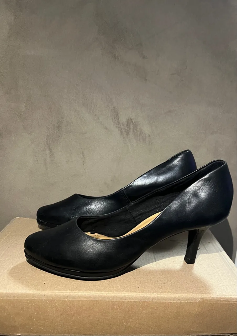 Sapato Scarpin Bottero Preto em couro Num. 34