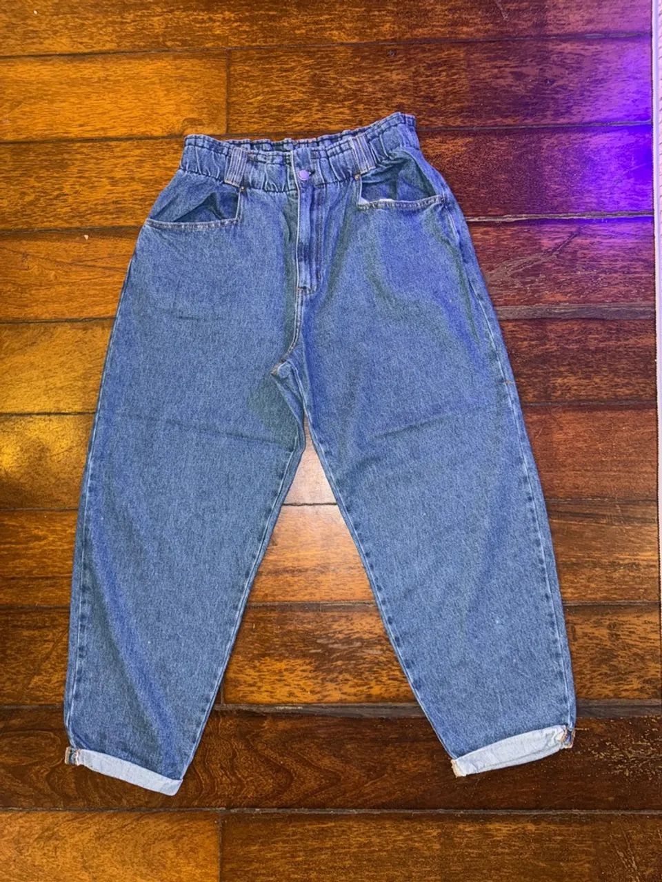Calça Jeans Mom em alta 