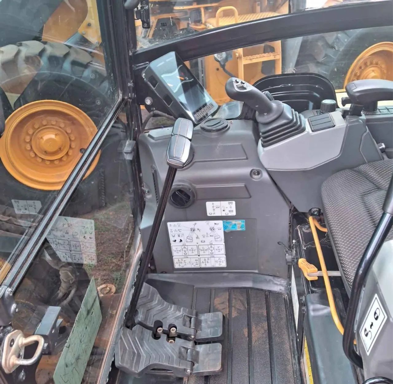 Mini Escavadeira Caterpillar CAT 2020 - Foto 2