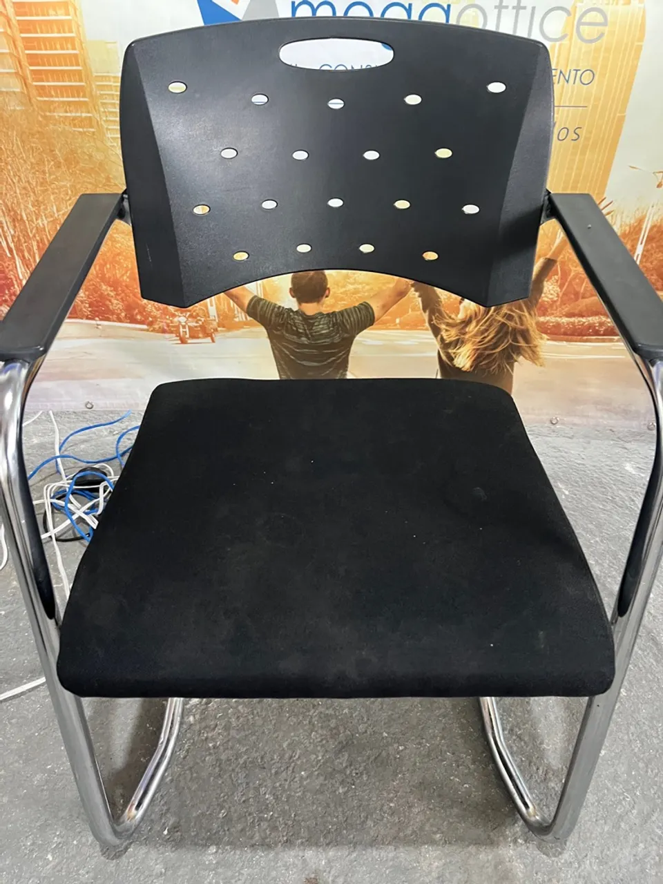 Cadeira para Escritório com Braços e Design Ergonômico