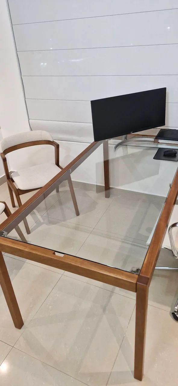 Mesa de madeira e vidro
