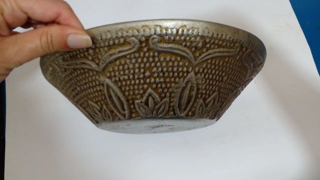 Tigela antiga de Metal