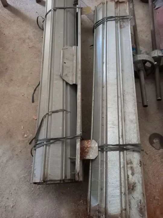 Portas de enrolar em alumínio usadas 1,5m de largura  800 cada  - Foto 3