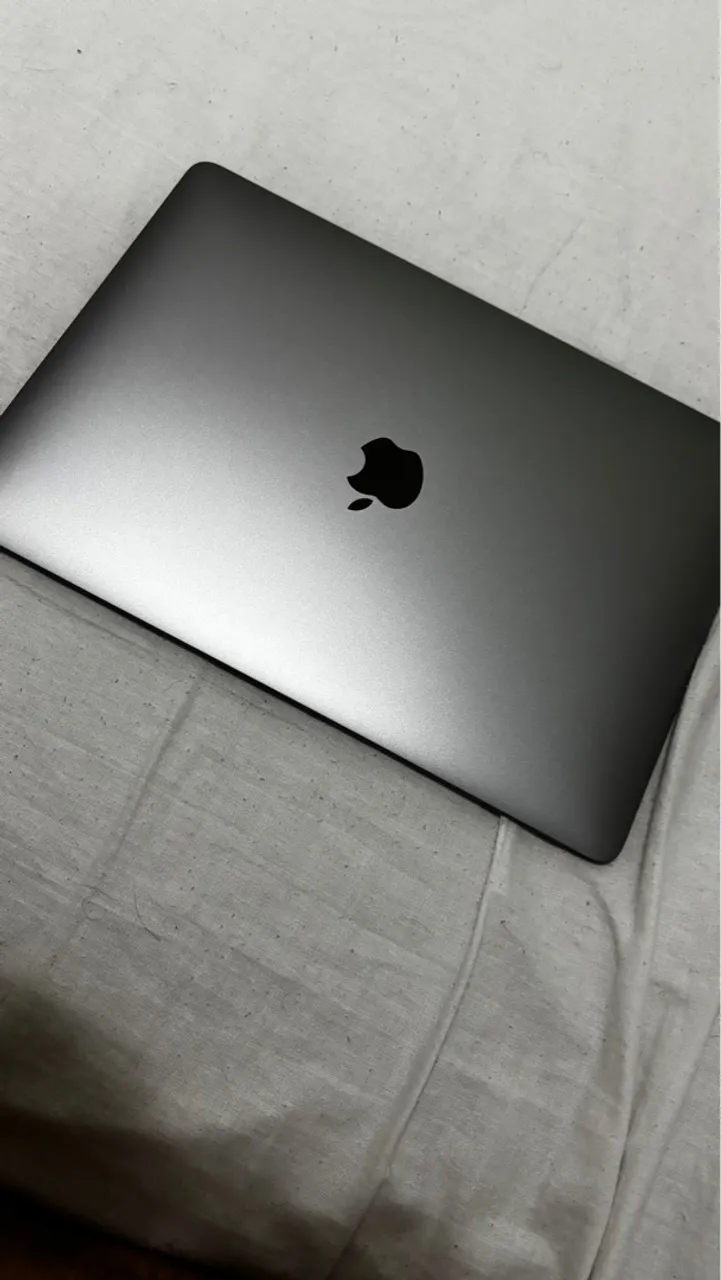 MacBook Air M1 com 5 ciclos apenas