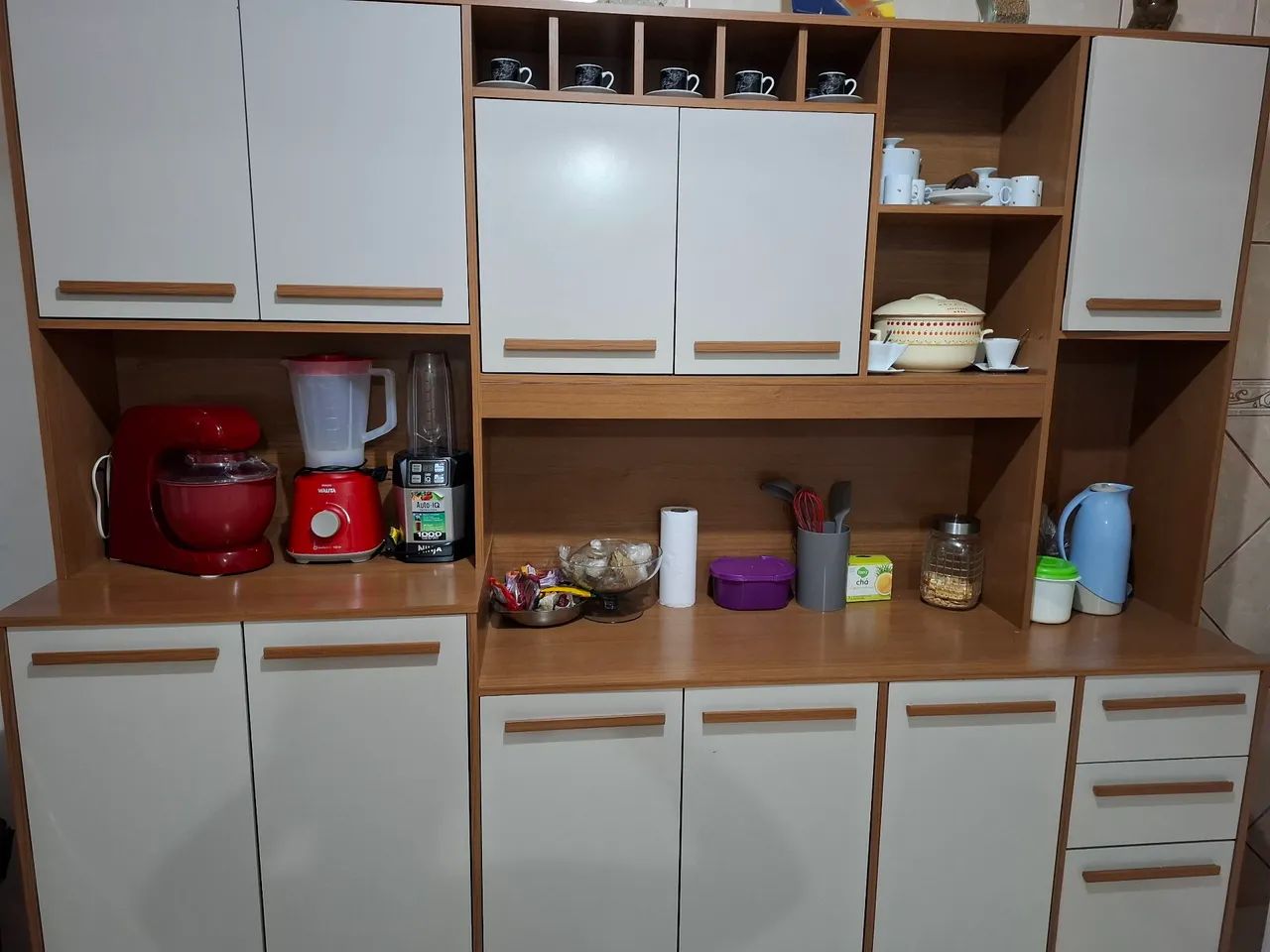 Mesa 4 cadeiras mais armario, e um sofá baú 