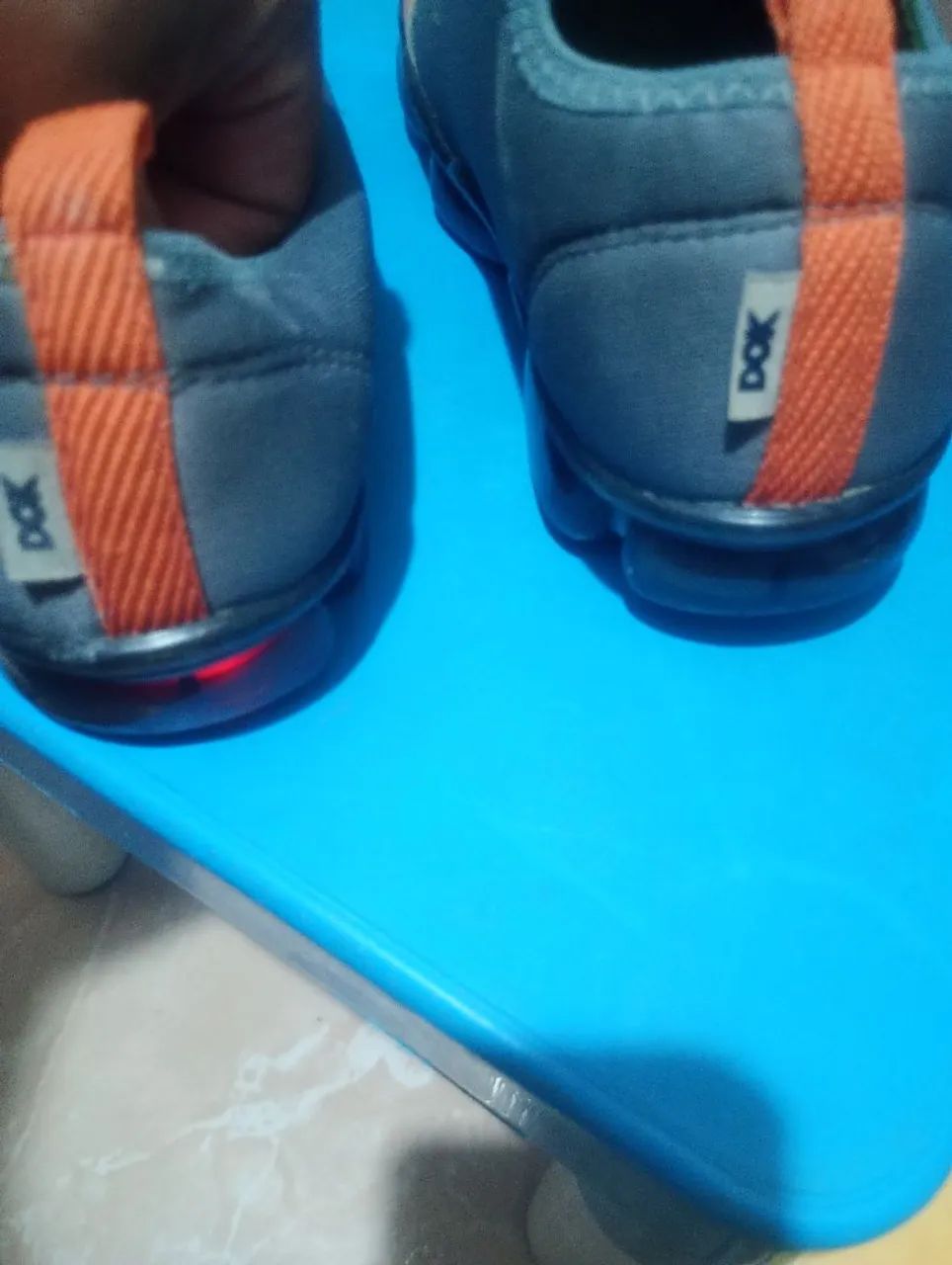 Sapatos/ tênis infantil com estampa de tigre e acende - seminovo - Foto 4