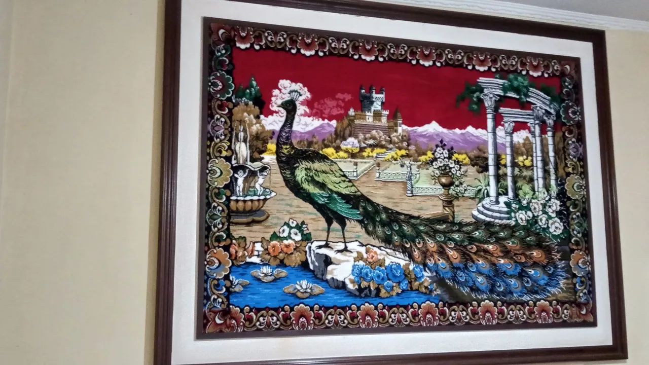 Quadro Tapete de Veludo Pavão com Moldura - Foto 2