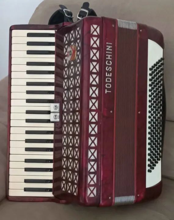 Acordeon Todeschini 120 baixos,  em terça de vóz som alto, afinada recente - Foto 2