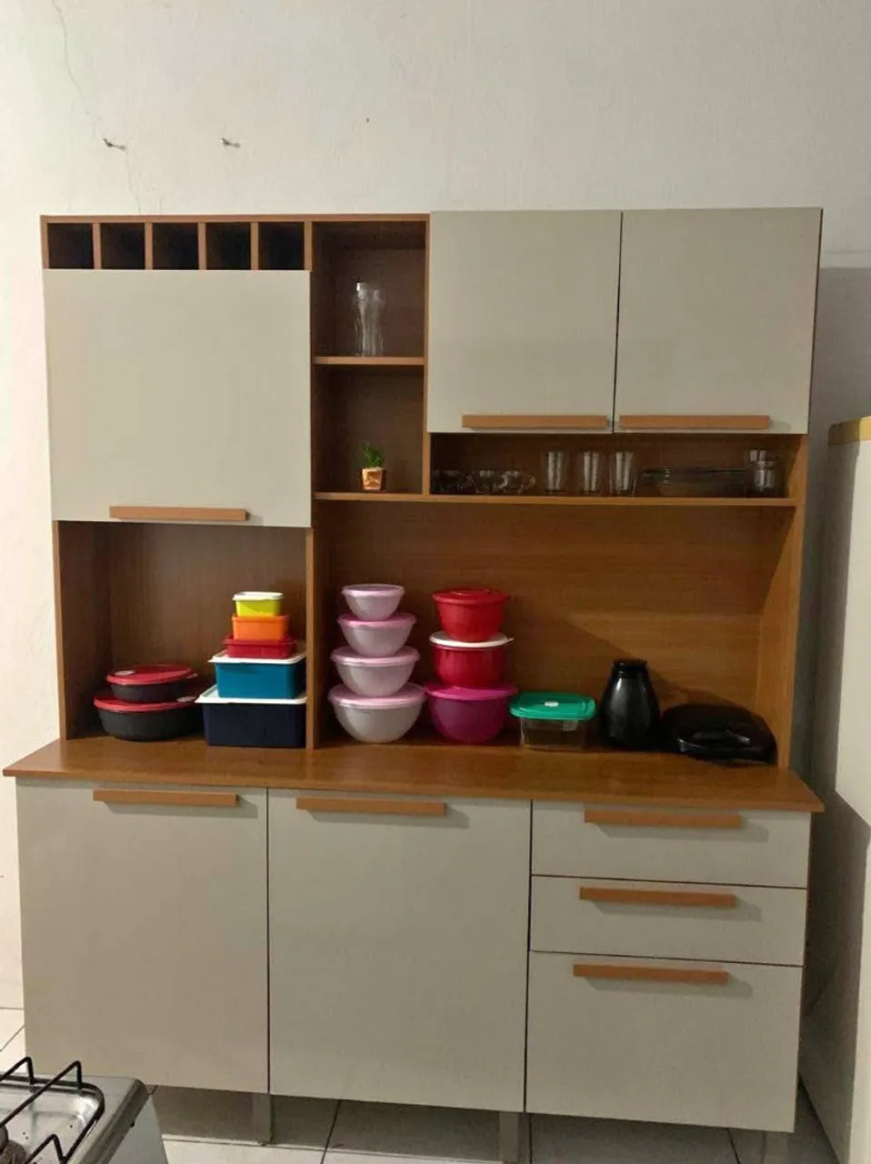 Armário de cozinha com design moderno e funcional