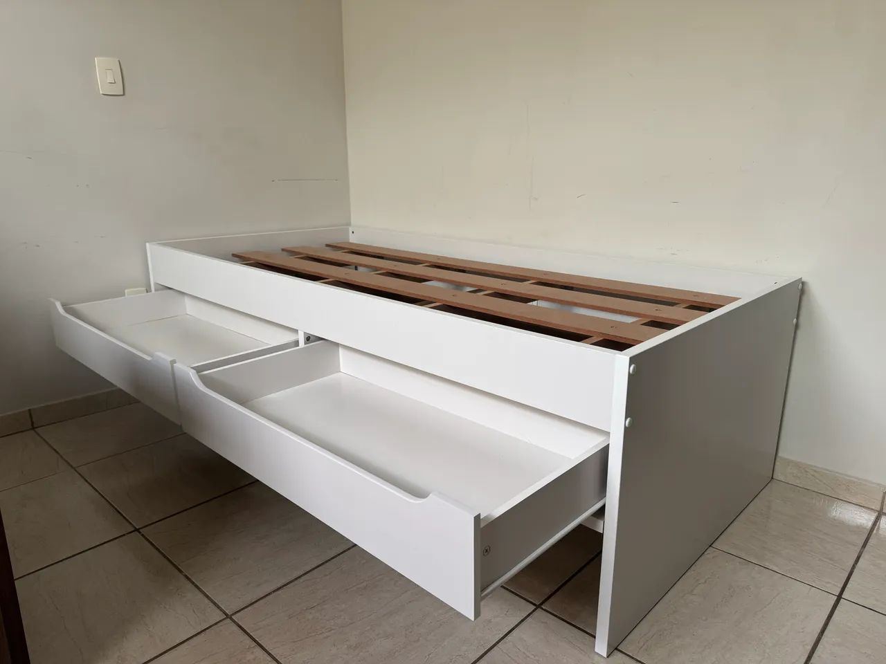 Cama de solteiro branca com 2 gavetas marca TOK & Stock - Foto 4