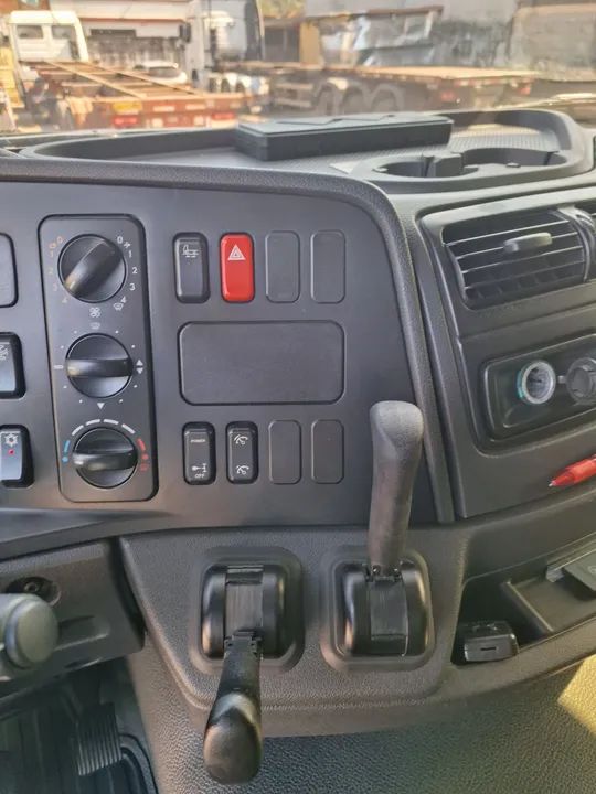 Caminhão Mercedes-Benz Axor 1933 4x2 - Foto 7