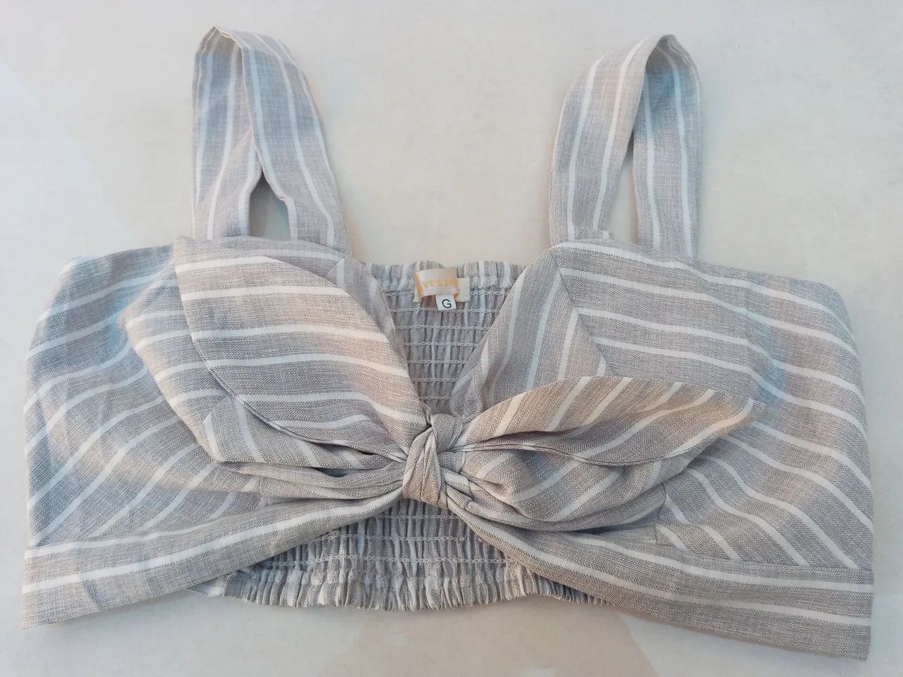 Top cropped listrado com laço - Foto 2