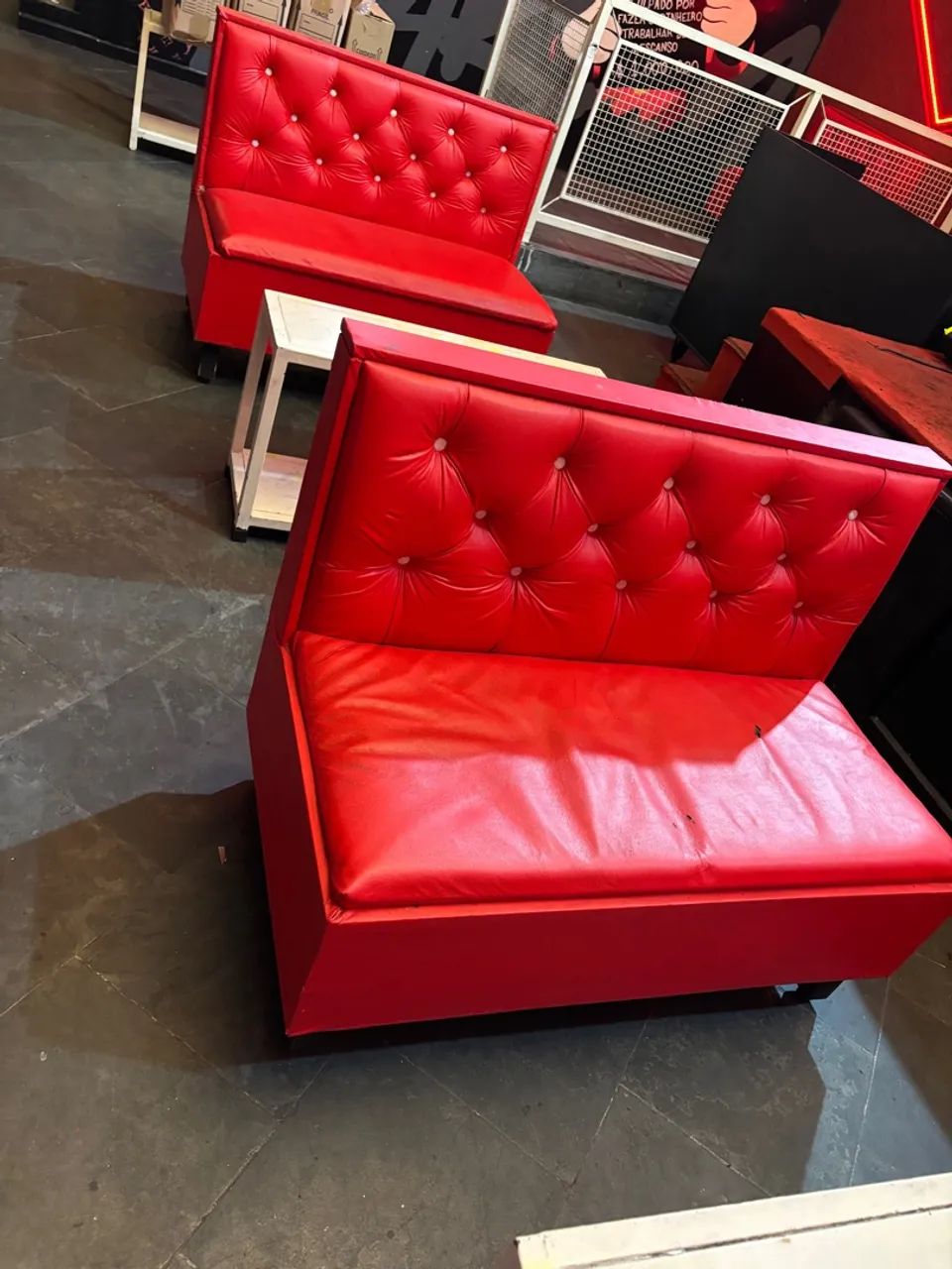 Sofá Vermelho Estiloso para Ambientes Modernos