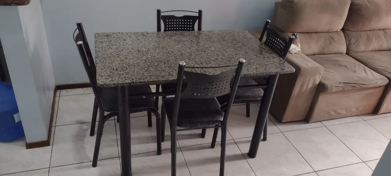 Mesa granito com 4 cadeiras.
