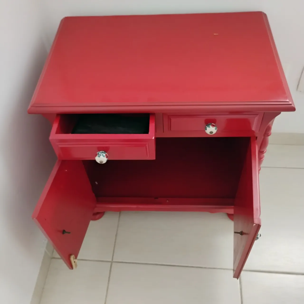 Escrivaninha Vermelha com Detalhes