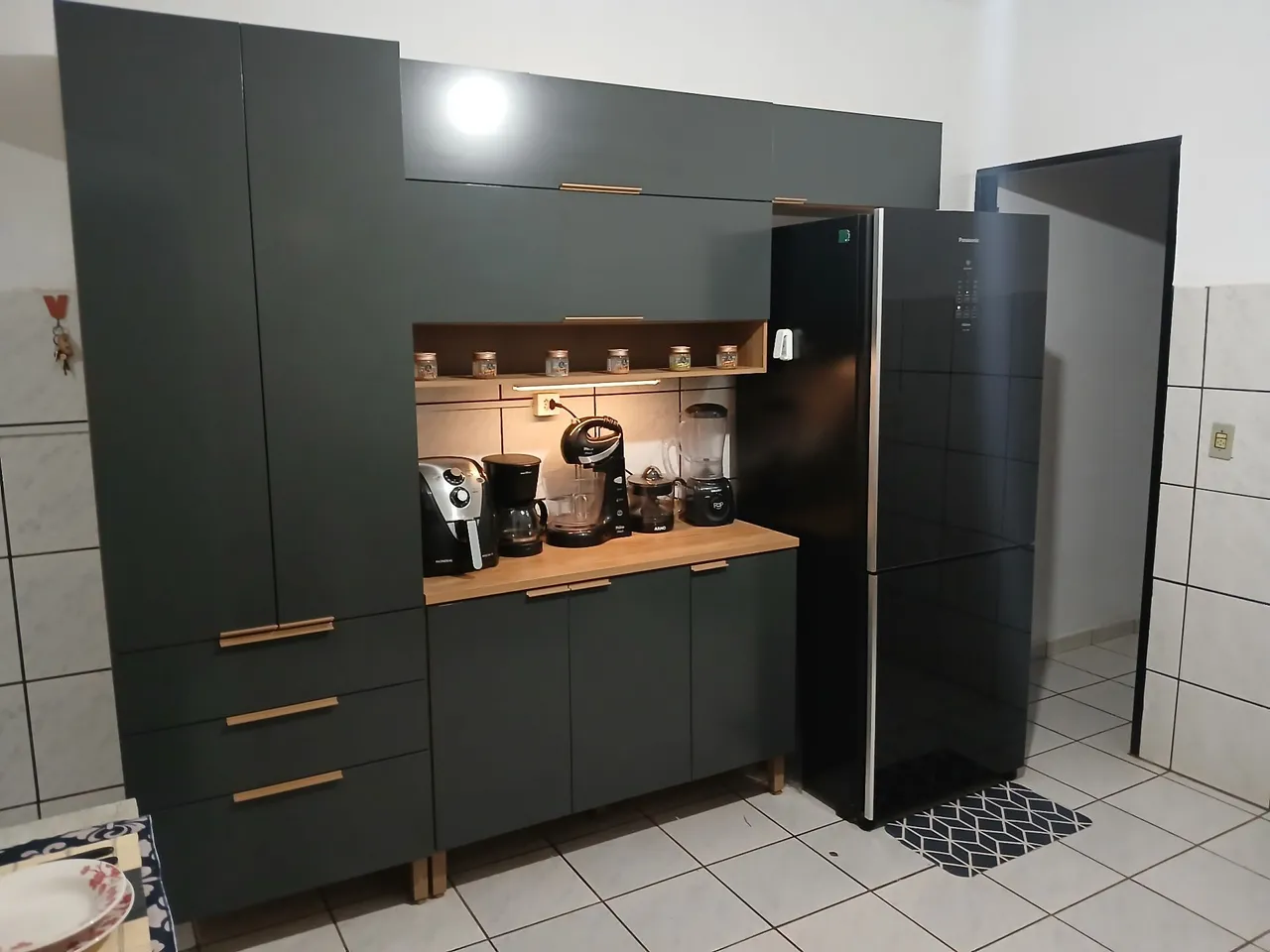 Vende se Cozinha Compacta Bartira Topázio UP com 8 Portas, 3 Gavetas e 5 Prateleiras