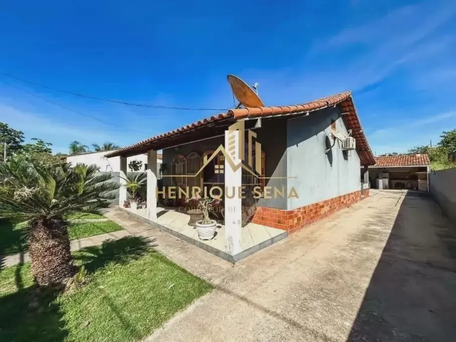 Vendo casa com 3 quartos sendo 1 suíte.