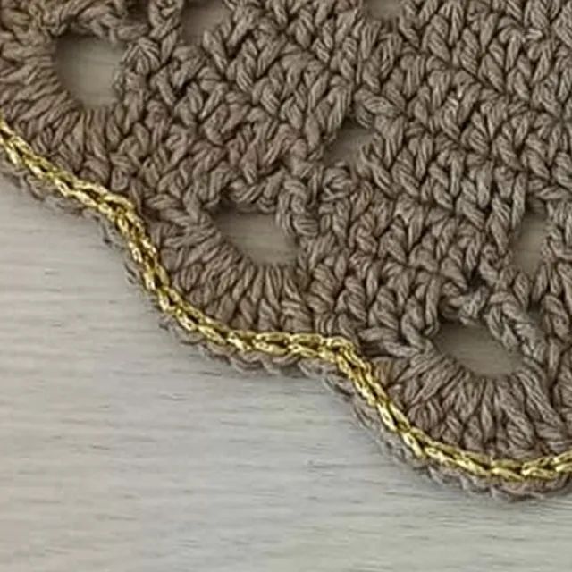 Par de Jogo Americano de Crochê Artesanal Cor Castanho com Bico em Fio Dourado 34cm - Foto 4