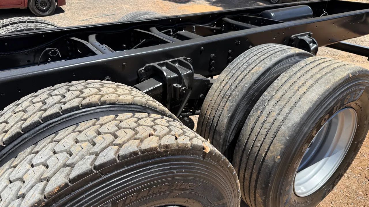 Volkswagen Constellation 24-320 ano 2011  - Foto 14