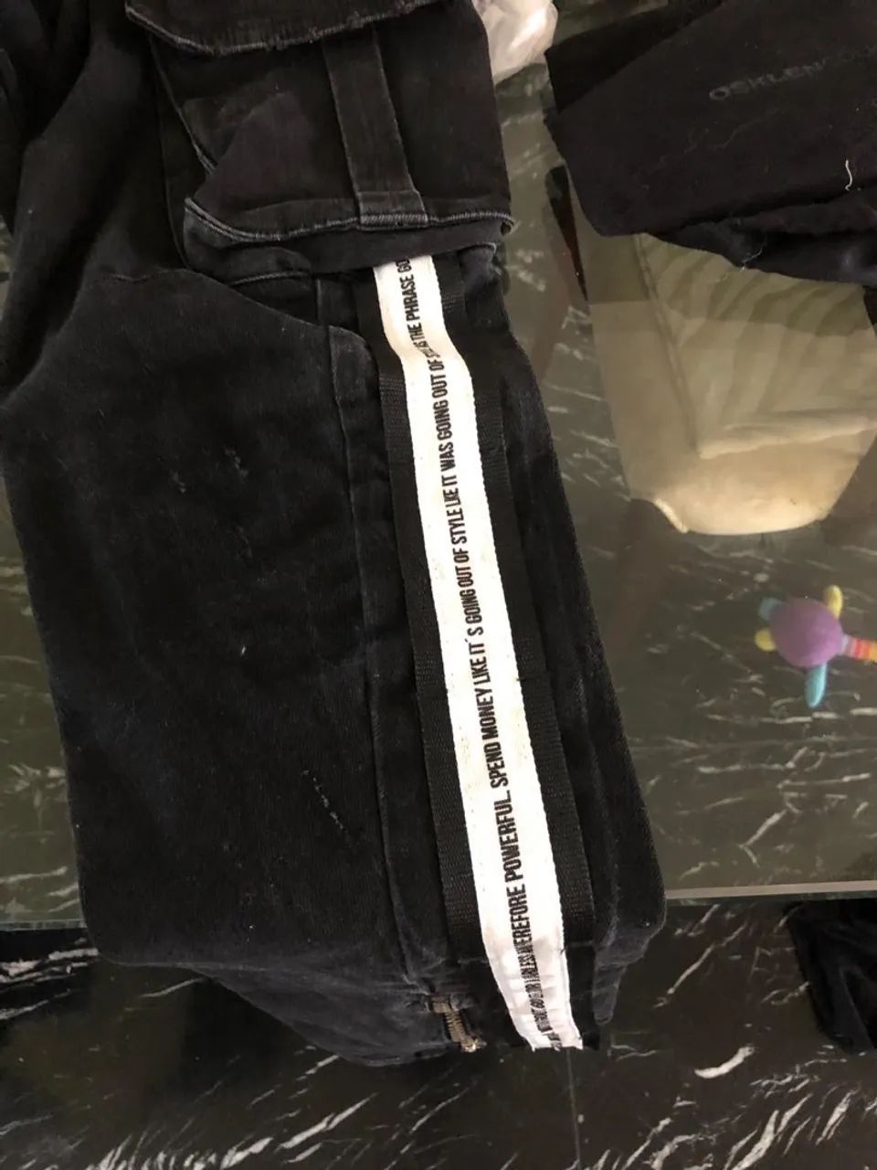 Calça Zara Cargo Jeans Preta com Detalhes Laterais - Foto 2